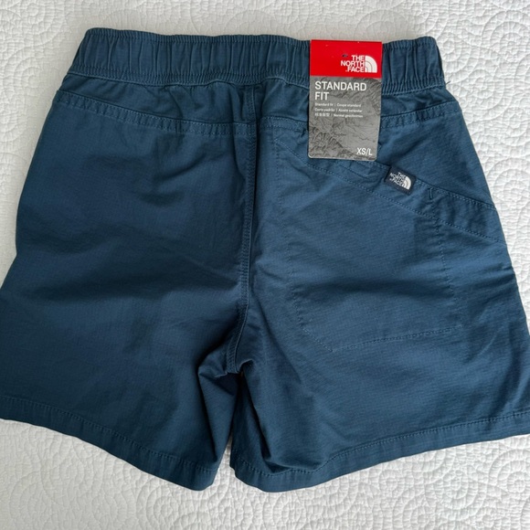 The North Face Women's Navy Cargo Shorts - Picture 8 of 9